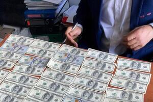 Мужчину задержали во время передачи полицейскому первого транша – $5 тыс.