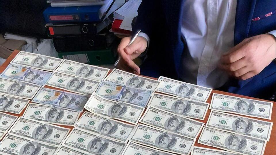 Мужчину задержали во время передачи полицейскому первого транша – $5 тыс.
