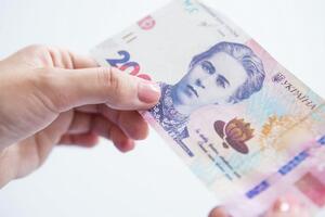 Гривня щодо долара подешевшала на дві копійки
