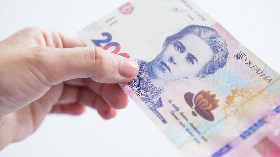 Гривня щодо долара подешевшала на дві копійки