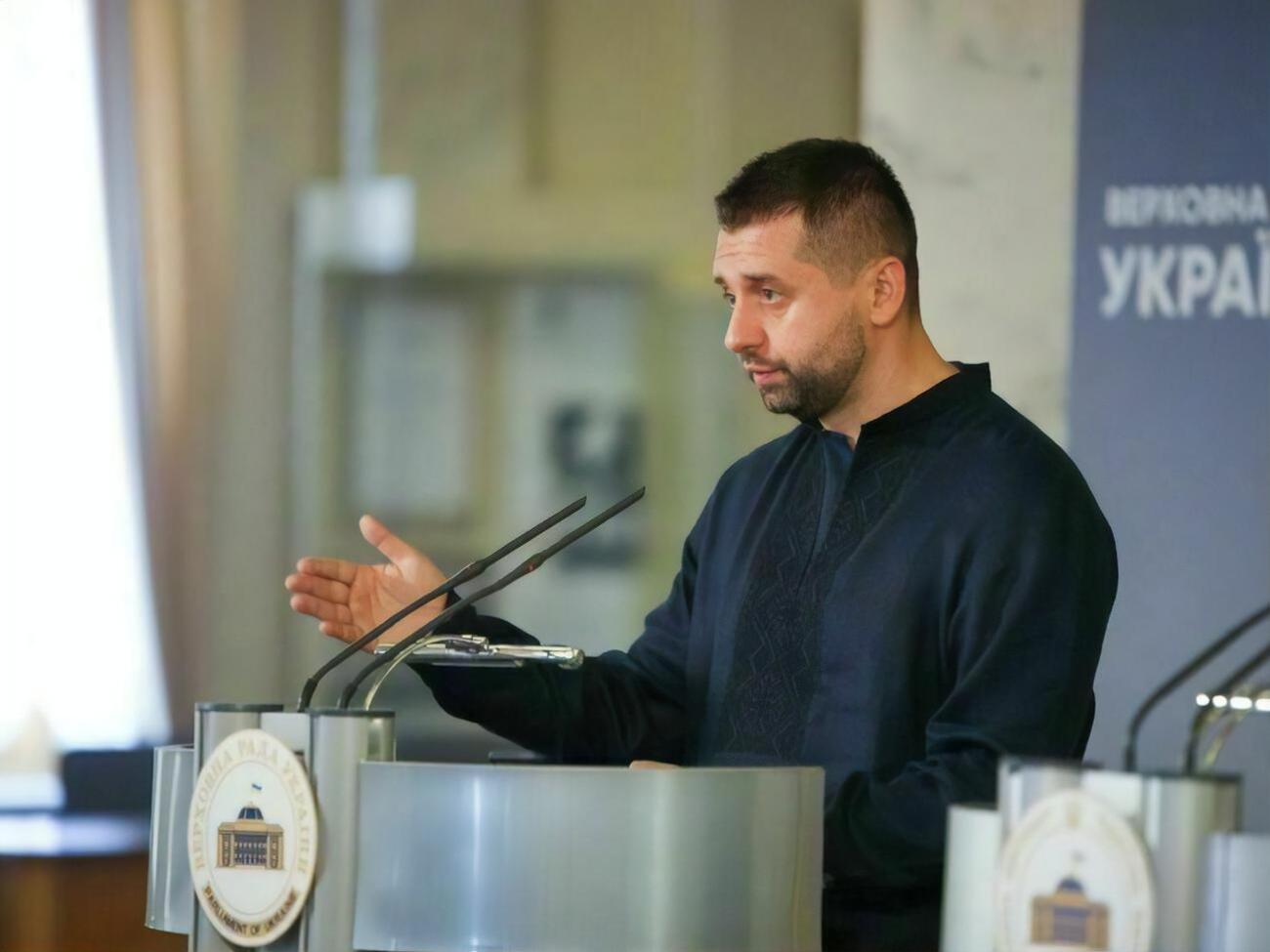 Арахамія про чутки, що фракція хоче заборонити критику президента в парламенті: Я що, схожий на хвору людину?
