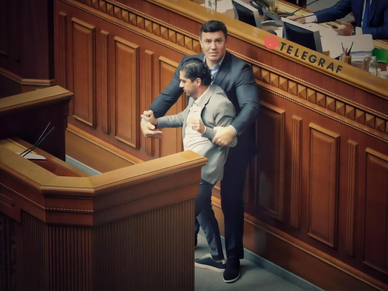 Тищенко (праворуч) заявив, що Лерос (ліворуч) "ображав інституцію президентства в державі Україна"