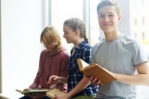 Одной из самых популярных книг для подростков является роман-бестселлер американской писательницы Элинор Портер "Полианна"