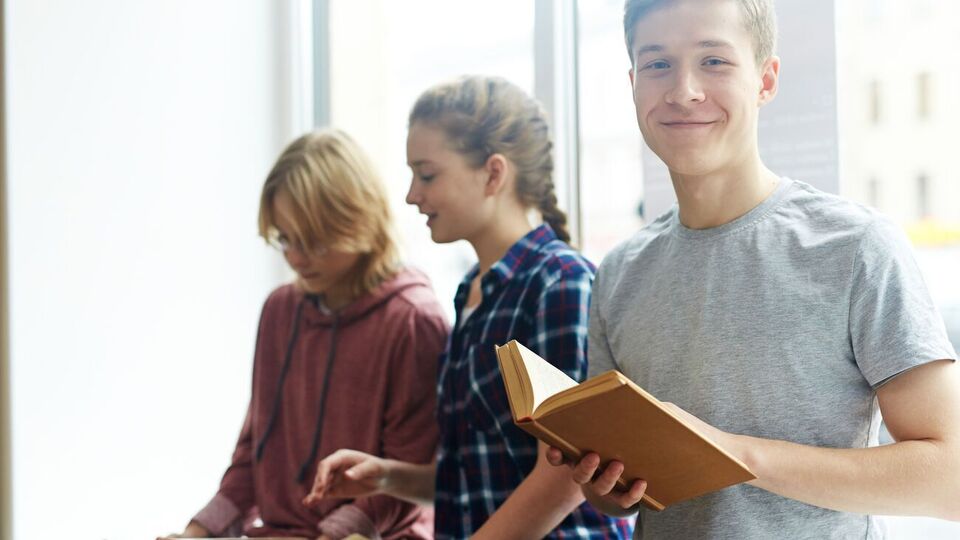 Одной из самых популярных книг для подростков является роман-бестселлер американской писательницы Элинор Портер "Полианна"