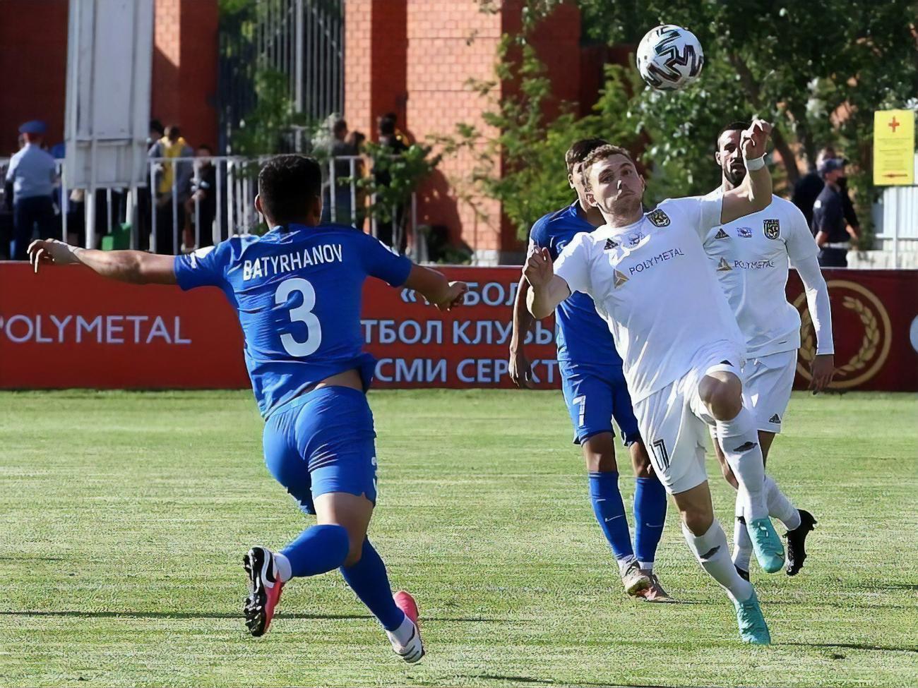 Валиуллин (на фото в белой форме под №17) забивал украинцам