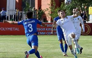 Валіуллін (на фото в білій формі під номером 17) забивав українцям