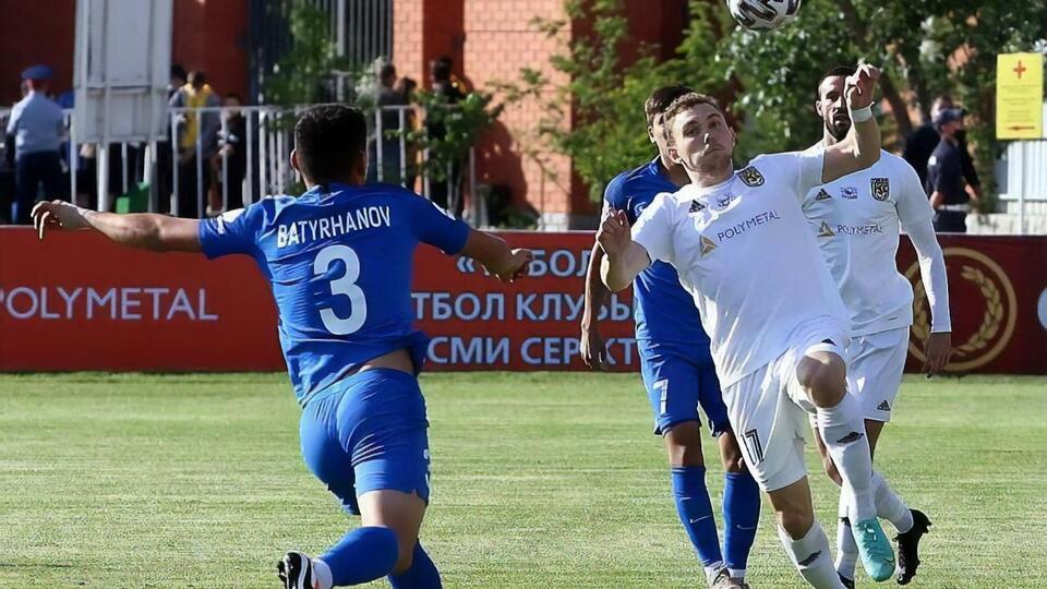 Валіуллін (на фото в білій формі під номером 17) забивав українцям