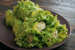 Домашняя шаурма с тунцом и листьями салата – легкое, питательное и полезное блюдо