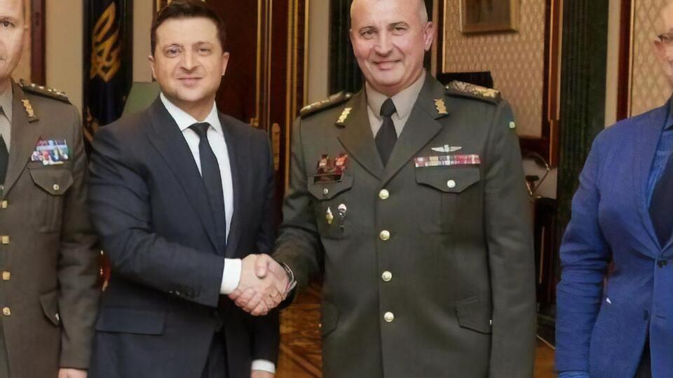 Указ Зеленский (на фото левее) подписал в первые минуты 2022 года