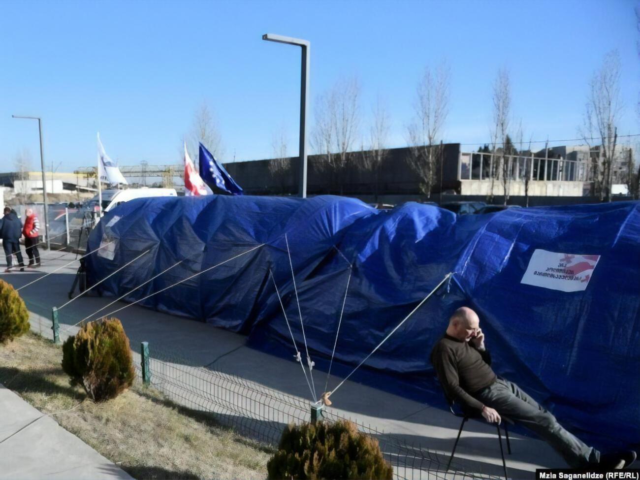 Сторонники "Единого национального движения" проводили голодовку под офисом партии
