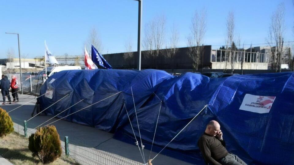 Сторонники "Единого национального движения" проводили голодовку под офисом партии