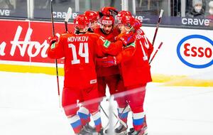 В Федерации хоккея России заявили, что маски на игроках были, но авиаперевозчик счел, что они надеты неправильно