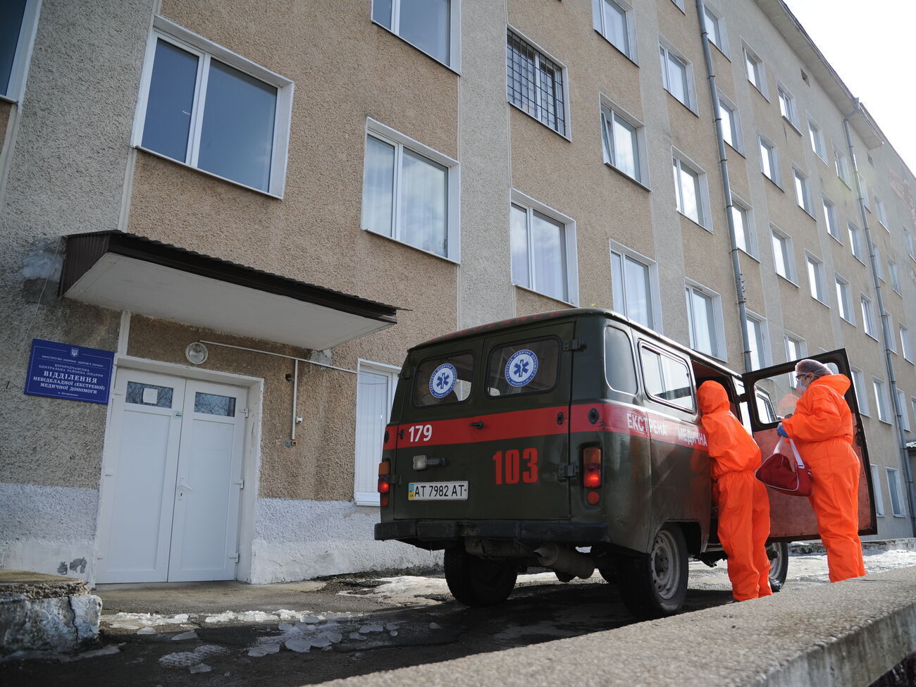 Больше тысячи заразившихся коронавирусом украинцев за сутки попали в больницу