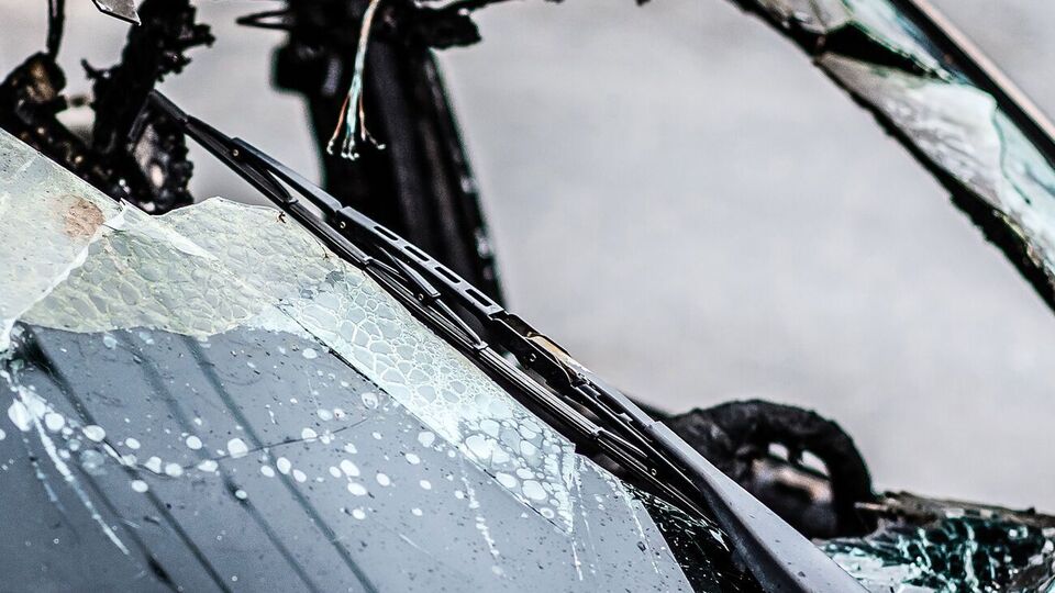 Для разблокирования пострадавших из поврежденных
автомобилей были привлечены девять спасателей