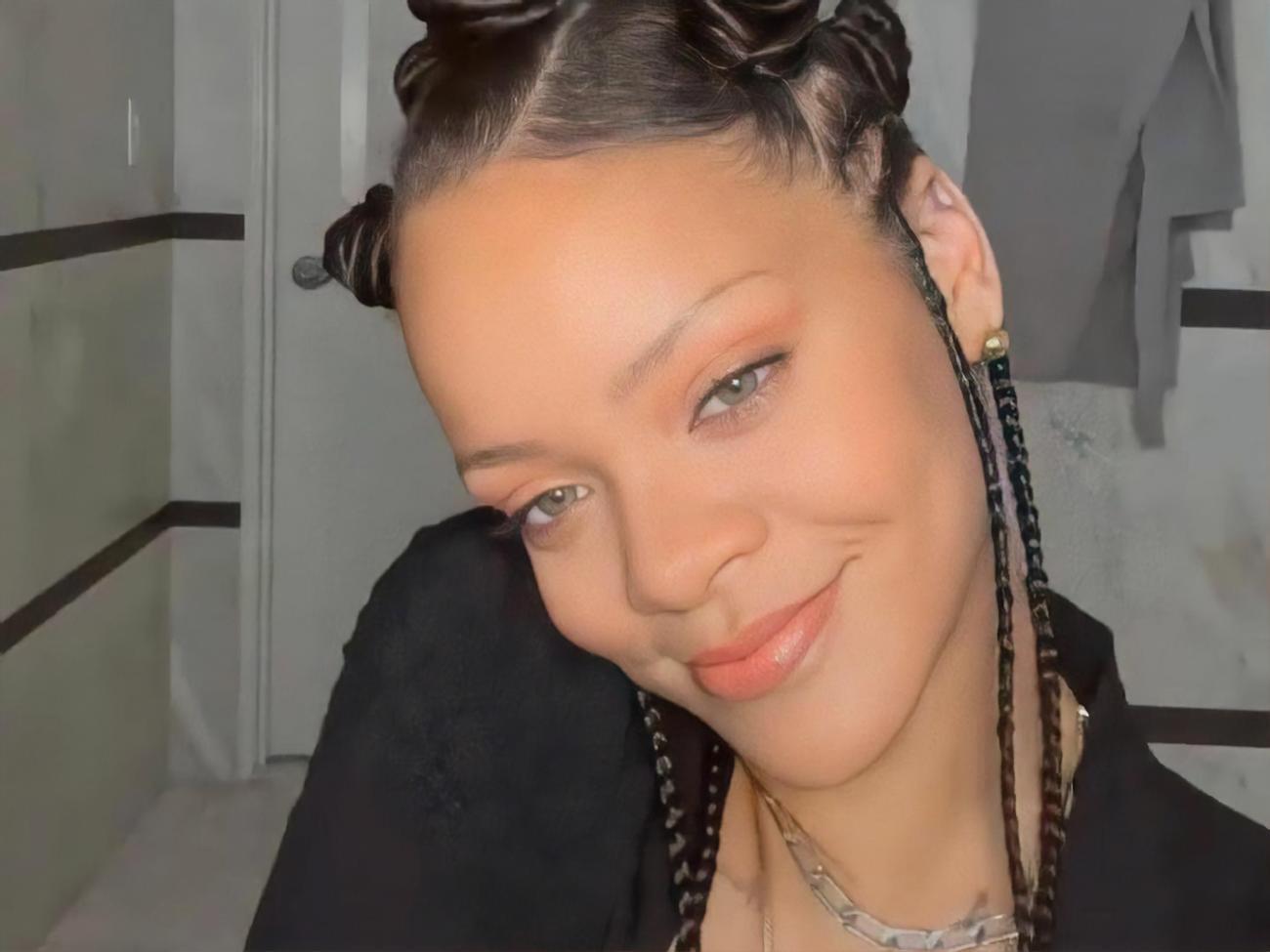 Рианна надела тесную блузку