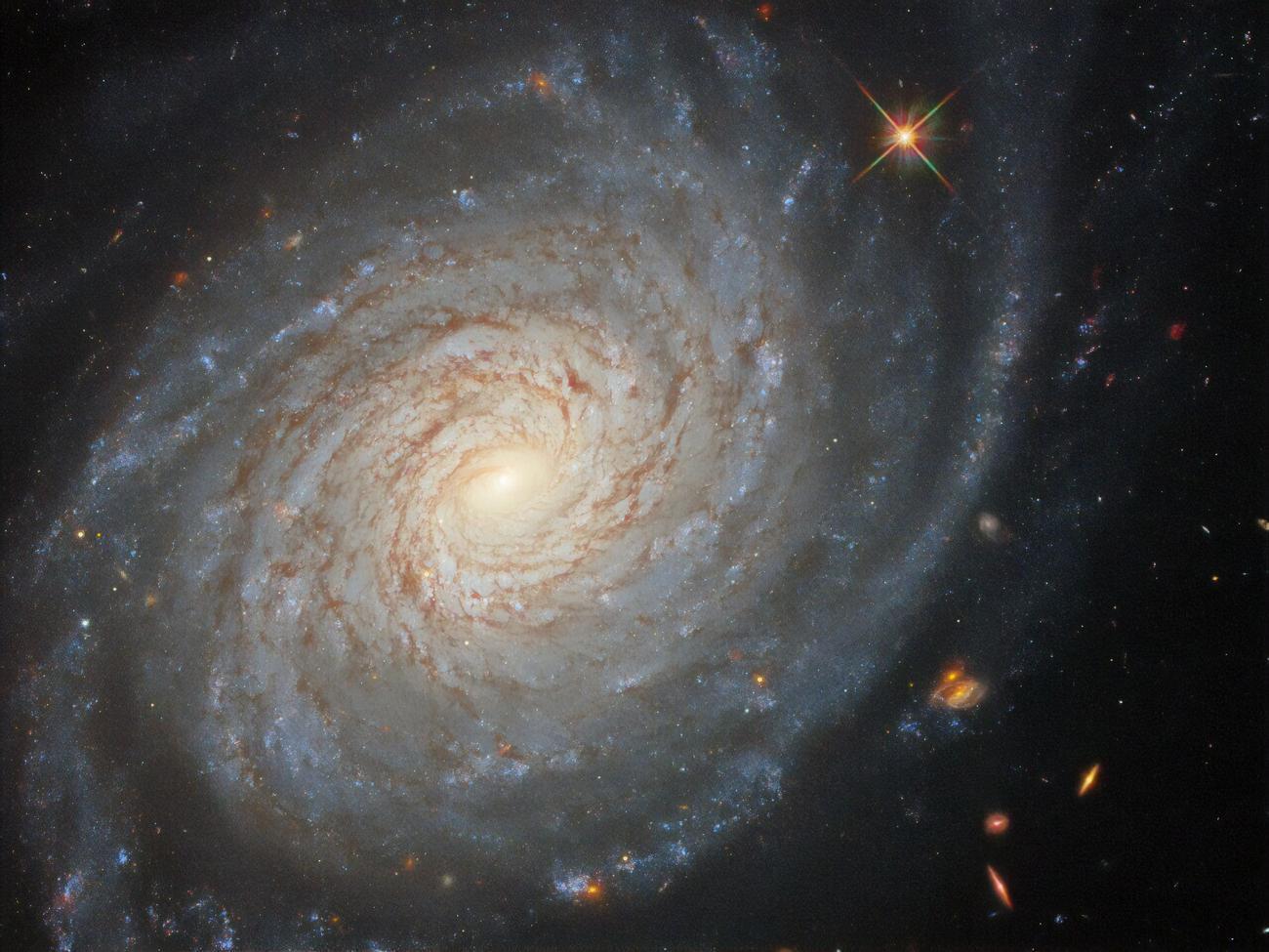 Сфотографированная галактика расположена почти в 150 млн световых лет от Млечного Пути