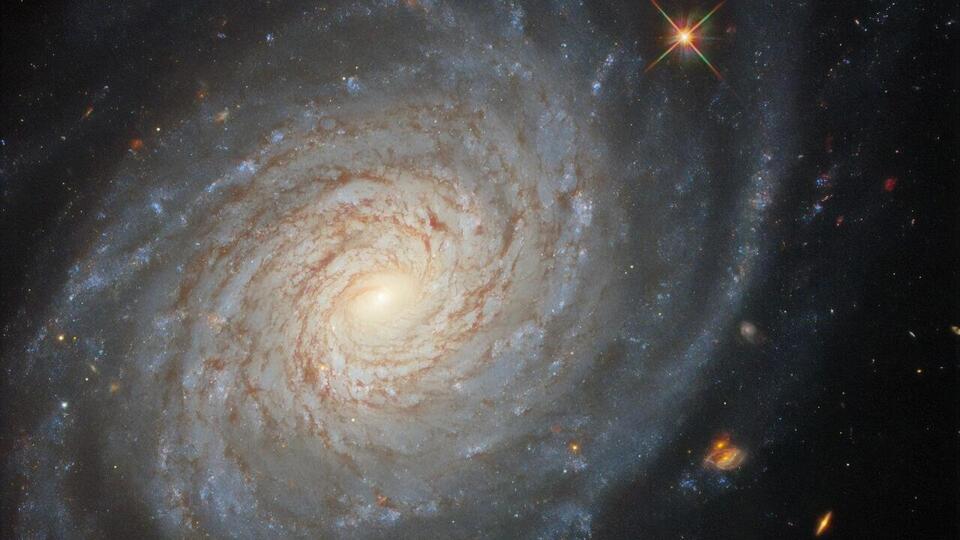 Сфотографированная галактика расположена почти в 150 млн световых лет от Млечного Пути