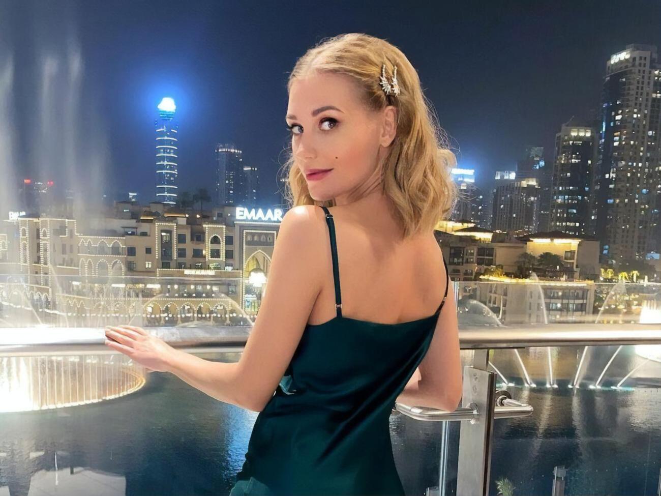 Христина Асмус показала своє нове фото з широко розведеними ногами