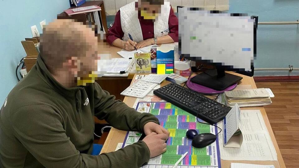 Схему організувало двоє жителів Києва, вони залучили до діяльності медиків, зазначили у СБУ