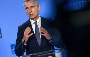 Украина и 30 союзников по НАТО должны решить, когда Украина будет готова к членству в Альянсе, отметил Столтенберг