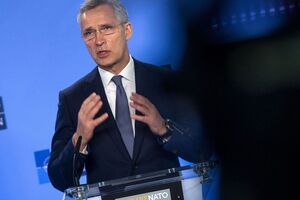 Украина и 30 союзников по НАТО должны решить, когда Украина будет готова к членству в Альянсе, отметил Столтенберг