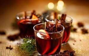 Глинтвейн – горячий алкогольный напиток из нагретого вина с сахаром или медом и специями