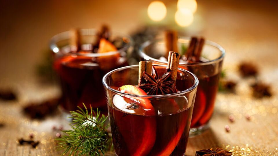 Глинтвейн – горячий алкогольный напиток из нагретого вина с сахаром или медом и специями