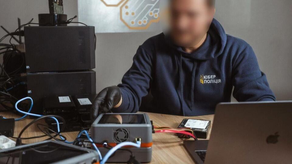 За підсумками обшуків правоохоронці вилучили комп'ютери та мобільні телефони
