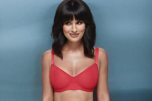 42-летняя Маша Ефросинина выложила фото, как пьет из стакана, пока остальные члены семьи смотрят в камеру