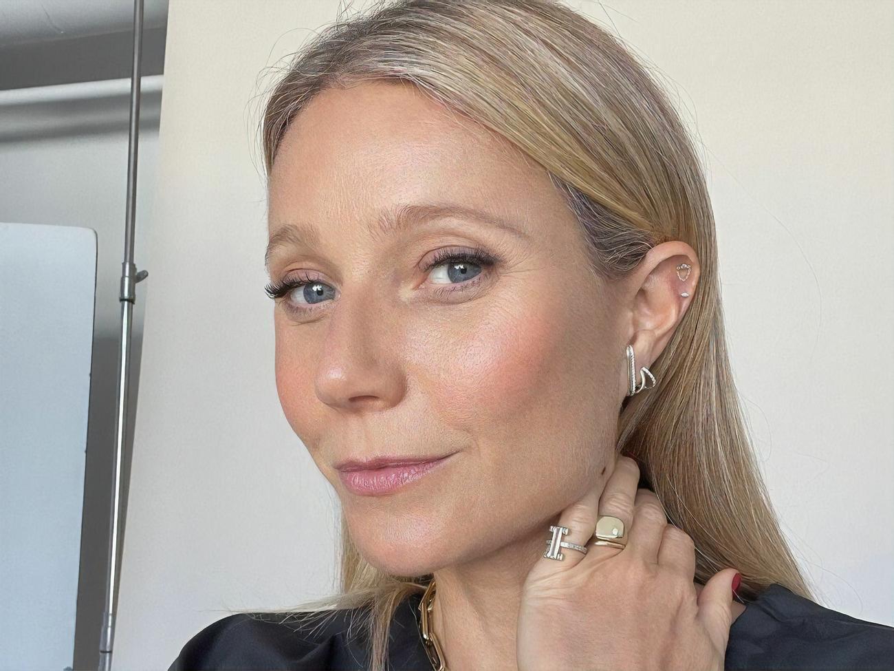 Гвинет Пэлтроу выложила видео, на котором показала, что делает для гладкости кожи