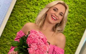 Лилия Ребрик села на шпагат в брючном костюме и в туфлях на высоких каблуках