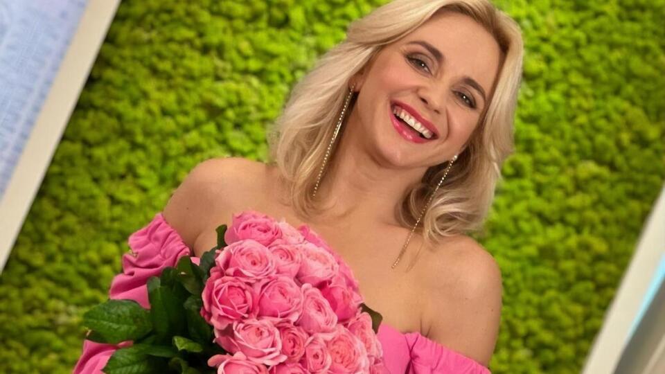 Лилия Ребрик села на шпагат в брючном костюме и в туфлях на высоких каблуках