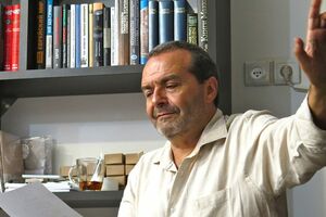 Шендерович: Ідеться лише про те, чи йти мені на повідець домашнього арешту і сидіти в наморднику на втіху всій цій братві – чи перечекати погану колізію зовні від їхніх блатних понять