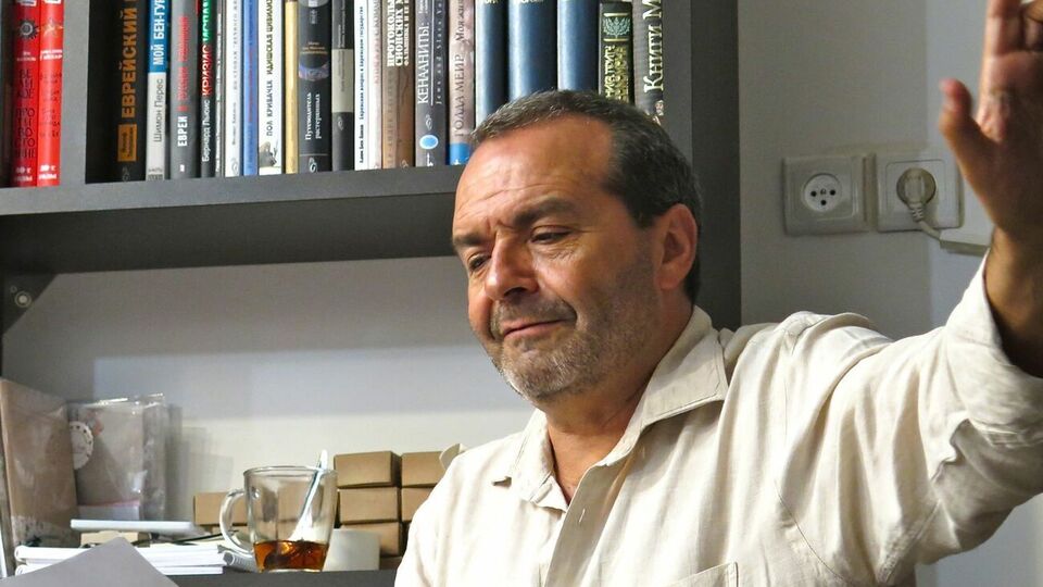 Шендерович: Речь только о том, идти ли мне на поводок домашнего ареста и сидеть ли в наморднике, на потеху всей этой братве – или переждать поганую коллизию снаружи от их блатных понятий