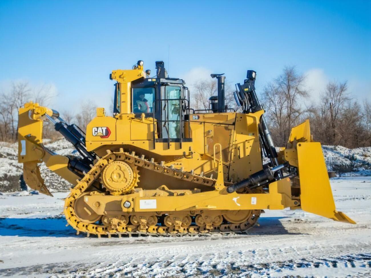 Северный горно-обогатительный комбинат получил два американских гусеничных бульдозера Cat D9R