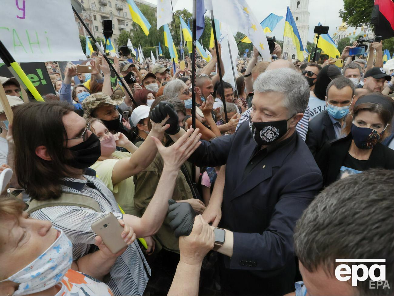 "Не страшна зима с ее морозами и снегами, если Порошенко снова будет с нами!" &ndash; говорится в первых строчках текста