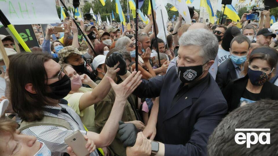 "Не страшна зима с ее морозами и снегами, если Порошенко снова будет с нами!" – ідеться у перших рядках тексту