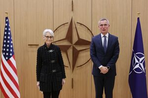 Шерман и Столтенберг подтвердили единый подход НАТО к России, "балансирующий между сдерживанием и диалогом"
