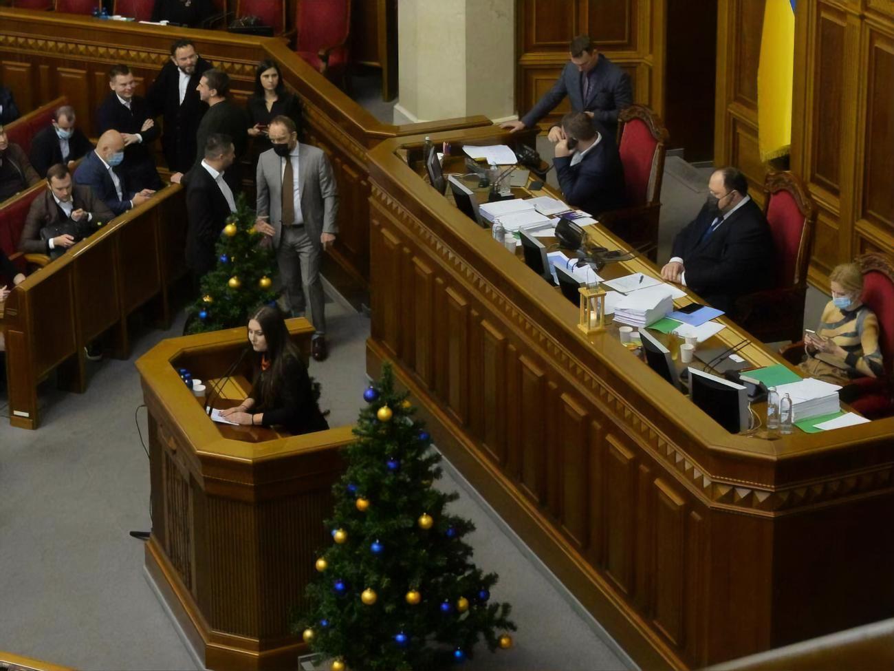 У Верховній Раді працює 421 народний депутат, у яких, відповідно, працює понад 4 тис. помічників&nbsp;