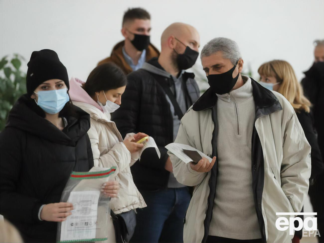 Комунальникам і медикам до 31 січня треба зробити хоча б одне щеплення проти COVID-19, зазначили у МОЗ