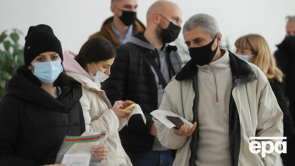 Коммунальщикам и медикам до 31 января надо сделать хотя бы одну прививку от COVID-19, отметили в Минздраве