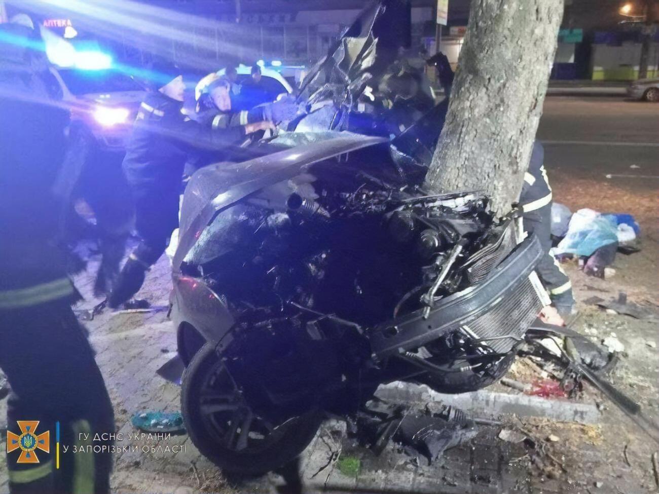 Машина полицейского врезалась в дерево