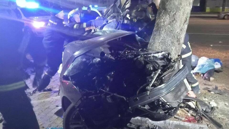Машина поліцейського врізалася в дерево