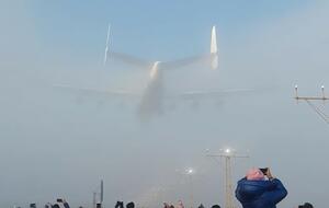 Літак-гігант розсік туман на очах у спостерігачів