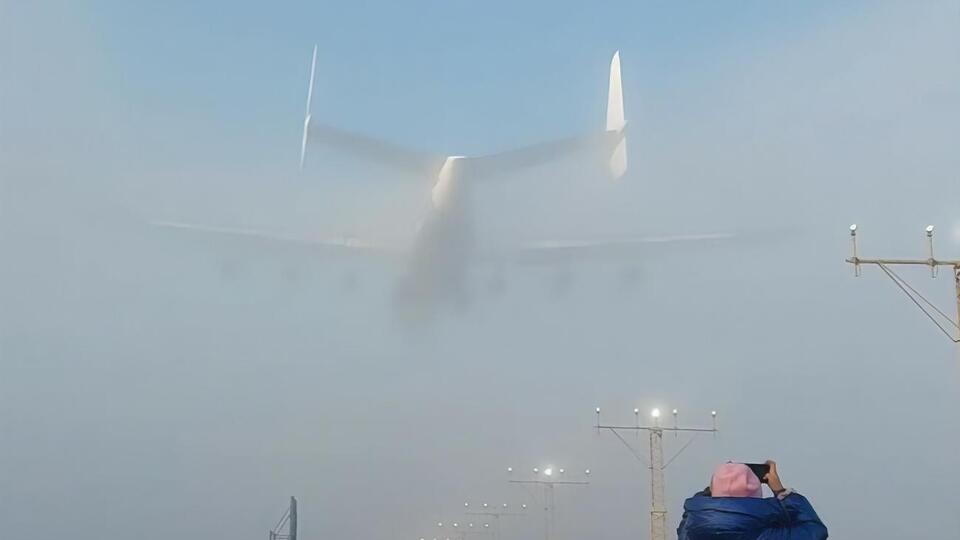 Самолет-гигант рассек туман на глазах у наблюдателей