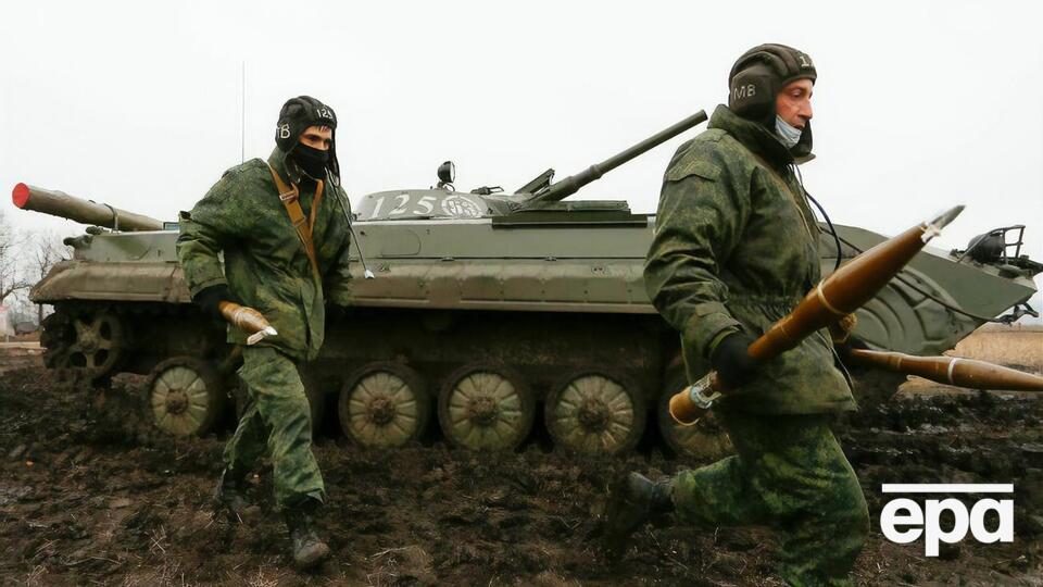 Теплая украинская зима замедлила замерзание земли, что усложняет передвижение тяжелых транспортных средств и вооружения России, пишет издание