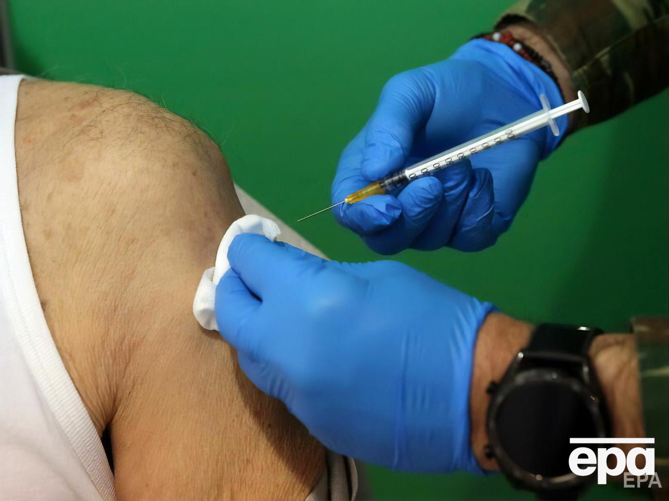 Четвертую дозу вакцины разрешили вводить грекам с ослабленным иммунитетом