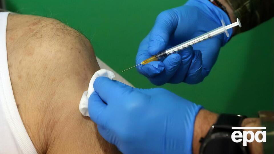 Четверту дозу вакцини дозволили вводити грекам з ослабленим імунітетом