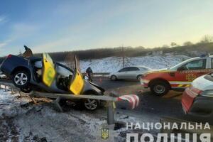 Водій KIA виїхав на зустрічну смугу і зіткнувся з автомобілем таксі Toyota Camry