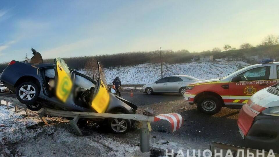 Водій KIA виїхав на зустрічну смугу і зіткнувся з автомобілем таксі Toyota Camry
